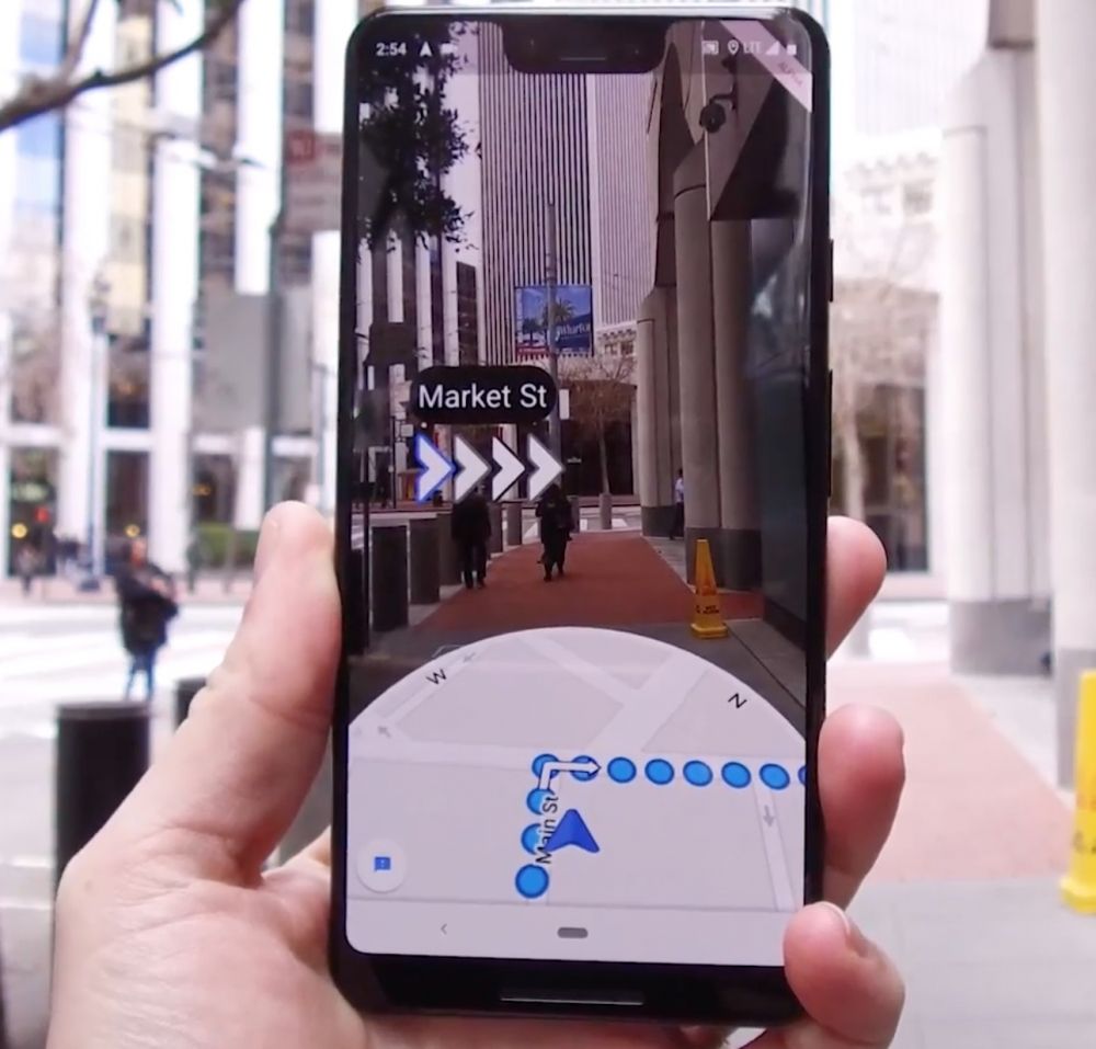 В Google Maps обновлена функция навигации по картам в дополненной  реальности Live View. Путешественники со смартфонами на платформах Android  и iOS с поддержкой ARCore и ARKit cмогут легко ориентироваться в городе,  используя