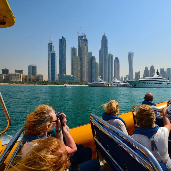 Открыт ли дубай для туристов сейчас. Круиз по Дубаю. Путешествия на лайнере из Дубая. Туристы в Дубае. Круиз Дубай Турция.