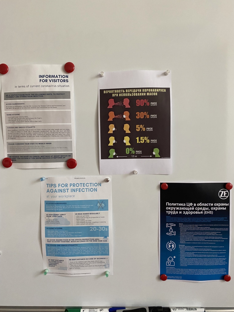 На справочной доске — стикеры с рекомендациями, как обезопасить себя в пандемию