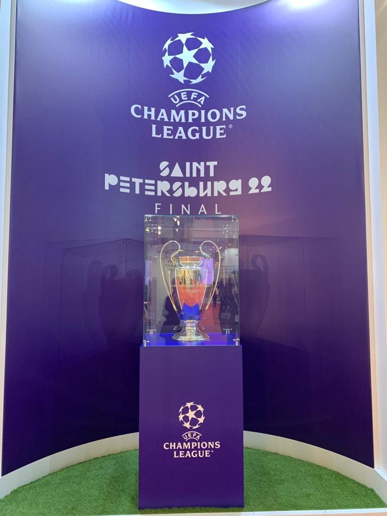 Санкт-Петербург привез на площадку оригинал кубка УЕФА