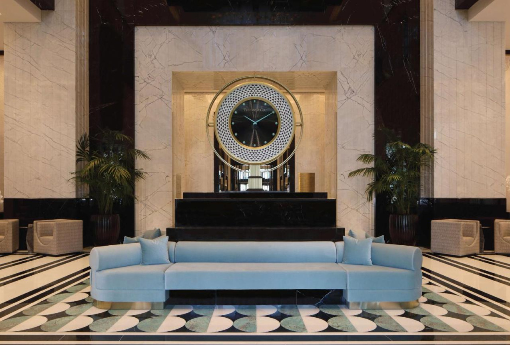 В вестибюле установлены часы ручной работы Tiffany & Co