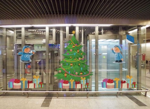Терминал московского аэропорта Внуково декорирован новогодними стикерами и фотопривязками