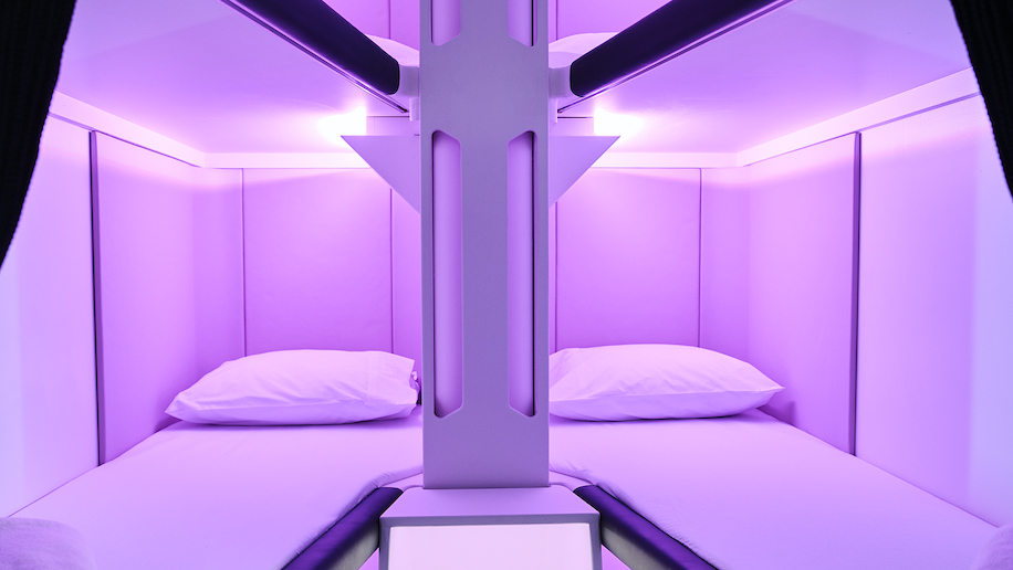 Концепция Skynest lie-flat предполагает шесть спальных отсеков с подушкой и одеялом, берушами, а также занавесками и специальным освещением для сна