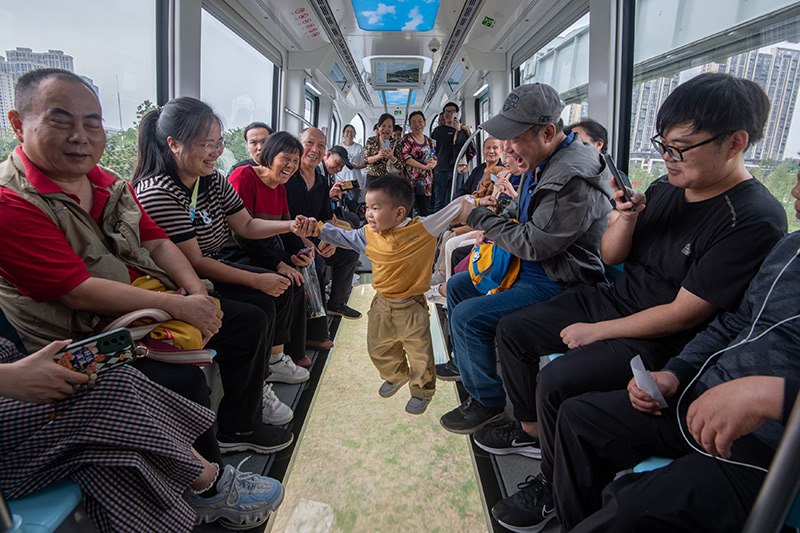 Первую коммерческую подвесную монорельсовую линию Китая открыли в Ухане, столице провинции Хубэй