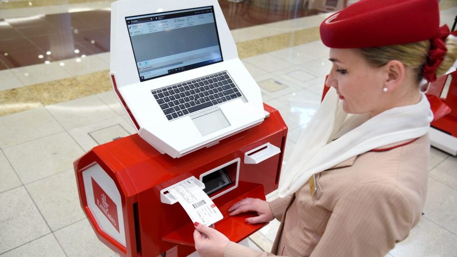Emirates предлагает пассажирам пройти регистрацию на рейс через «порталы»