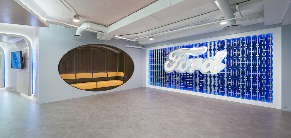 Ford Motor Company делит свои офисные помещения на пространство «Me Space», где сотрудники трудятся в одиночку, и «We Space», где можно работать сообща