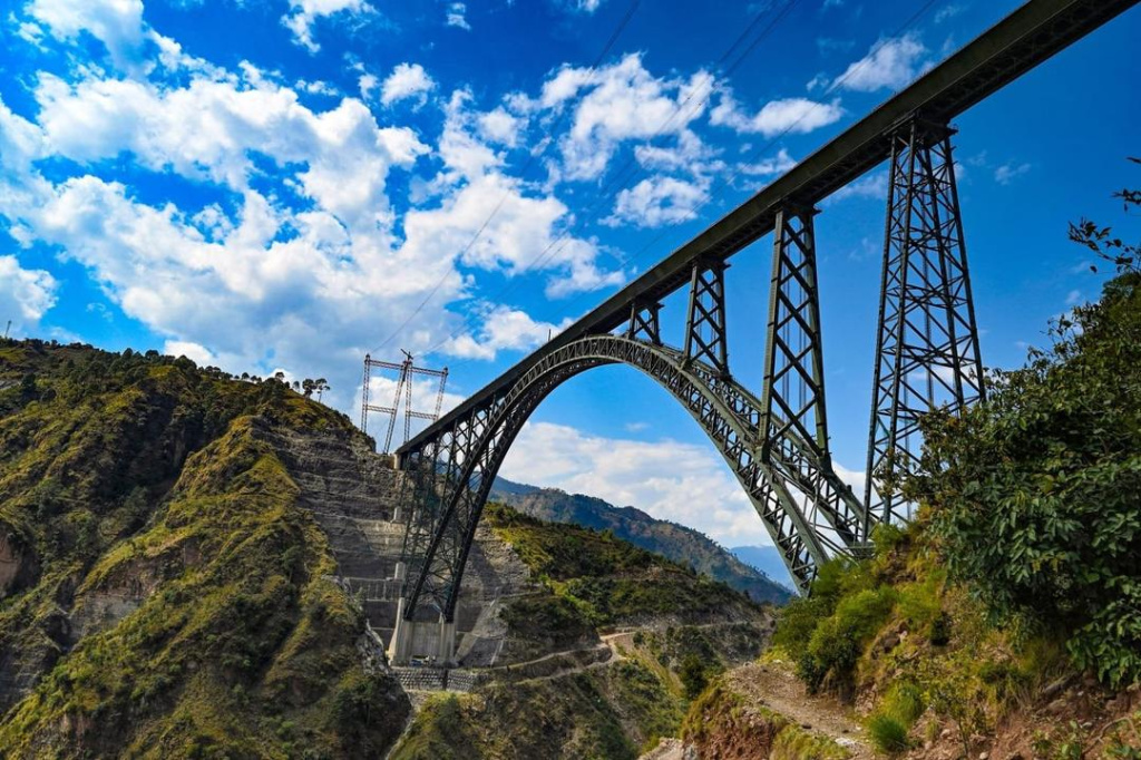 В Индии завершается строительство самого высокого железнодорожного моста в мире
