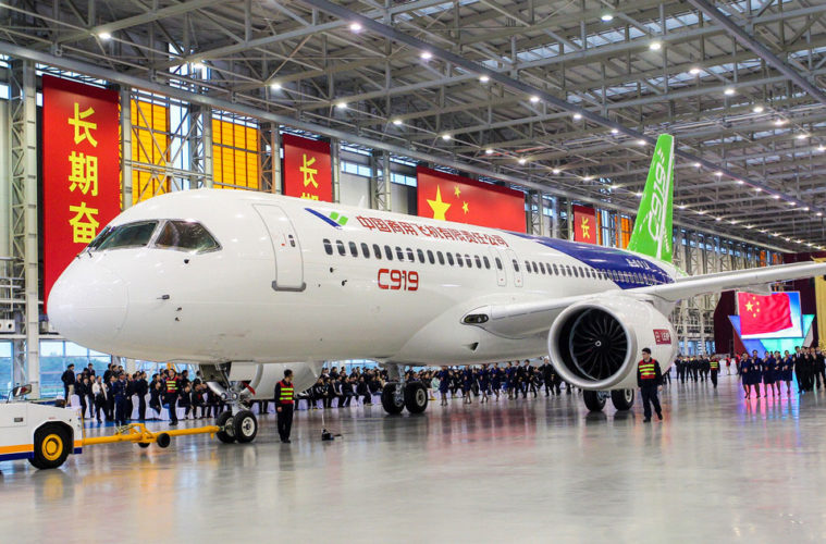 C919, китайский конкурент гигантов Boeing и Airbus, прошел сертификацию летной годности