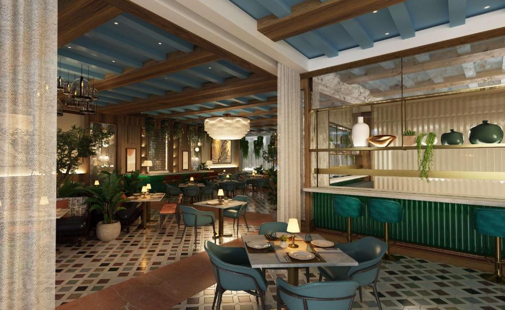 Waldorf Astoria Cairo Heliopolis включает 252 номера и люкса, 4 ресторана, в том числе Brasserie Ayda, где готовят блюда средиземноморской кухни