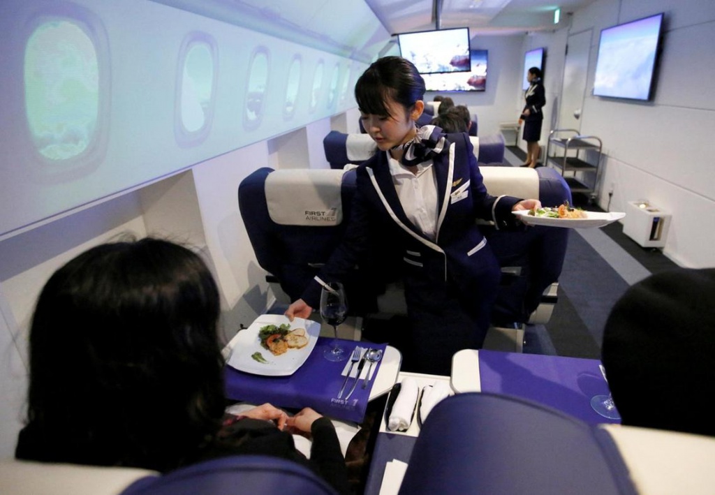 Провести бизнес-встречу одновременно в небе и на земле? Реально — в токийском ресторане First Airlines