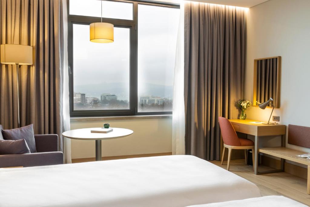 В Radisson Hotel Istanbul, Harbiye 90 номеров и люксов, в том числе комнаты повышенной комфортности и премиум-класса с видом на пролив Босфор