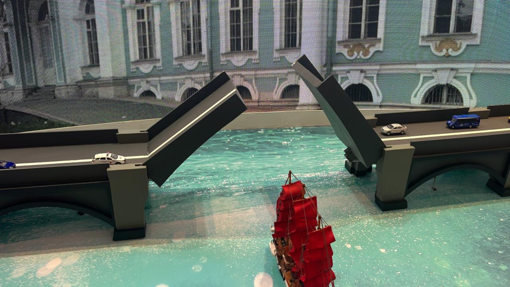 Посетителям представили динамичную экспозицию разводных мостов с проплывающим под ними парусником с алыми парусами