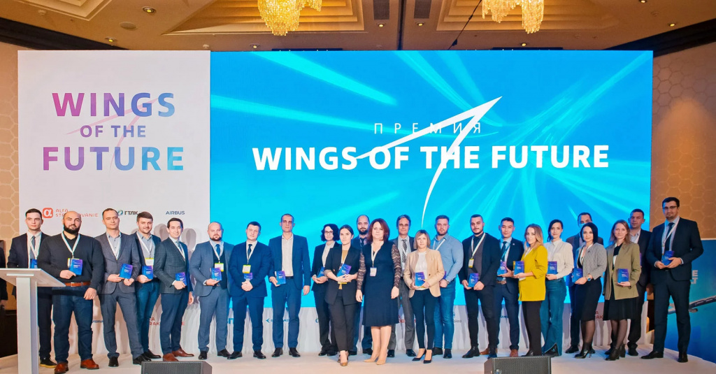 По традиции в рамках форума молодые, активные и талантливые управленцы высшего и среднего звена авиакомпаний и аэропортов будут отмечены наградами премии «Крылья будущего»