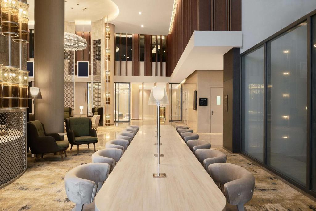 Отель предлагает девять залов для деловых встреч и совещаний