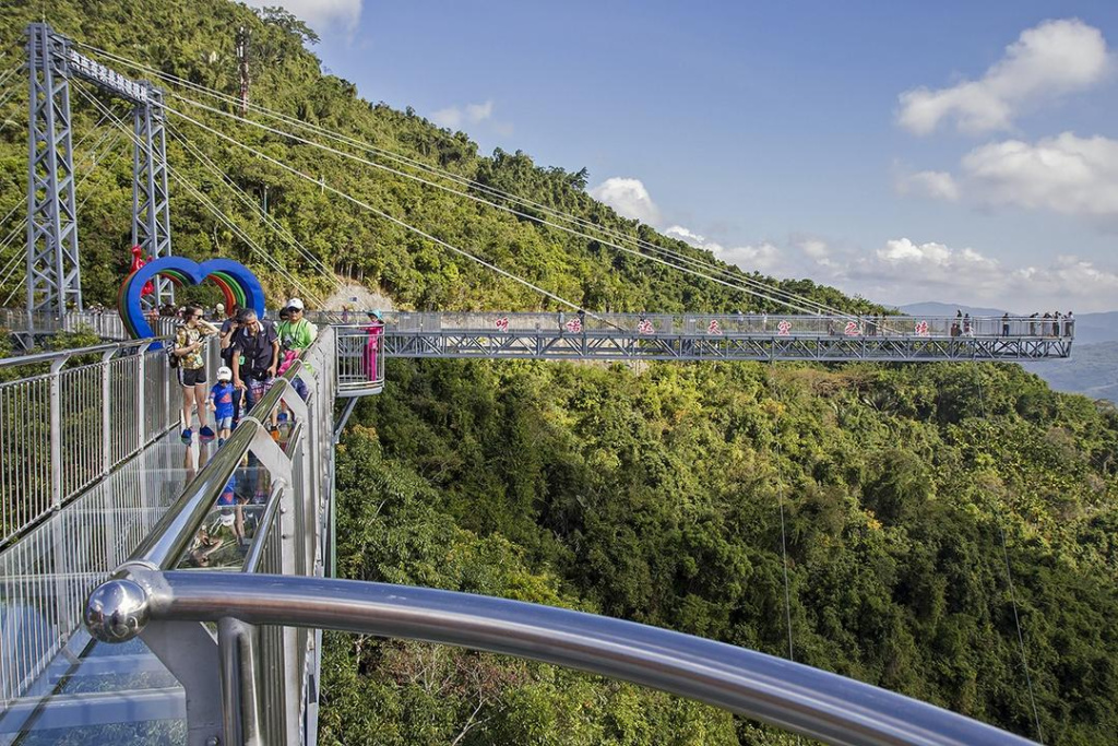 Мост находится на территории местного парка приключенческого туризма и расположен на высоте почти 1100 м над уровнем моря
