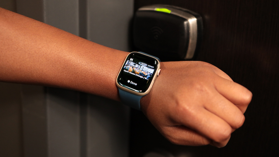 iPhone гостя должен работать на базе операционной системы iOS 15, также подойдет Apple Watch под управлением watchOS8