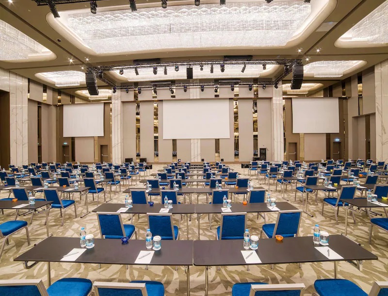 Event-организаторам здесь предлагают бальный зал площадью 1000 кв. м и семь конференц-залов
