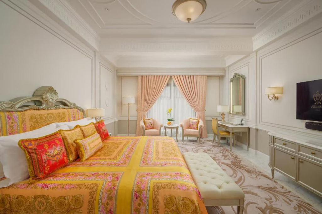 Дизайн Palazzo Versace Macau, первого курорта бренда в Азии, сочетает в себе элементы барокко и древнегреческой архитектуры