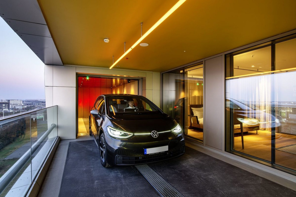 С видом на авто: отель в Германии предлагает гостям припарковать машину на балконе номера