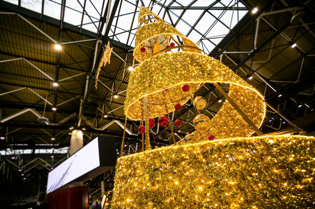 В Шереметьево установлены праздничные ели с гирляндами и подвесные декорации в виде парящих рождественских звезд