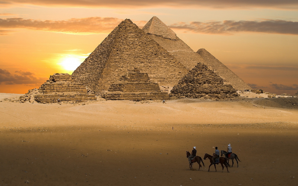 Большой интерес также вызывают пирамиды Египта, а поиск рейсов в Петру вырос на 22 %