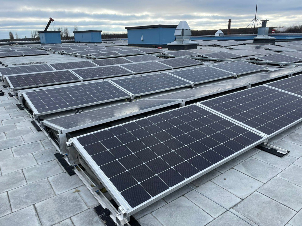 На крыше нового терминала аэропорта Воронежа установили солнечные батареи