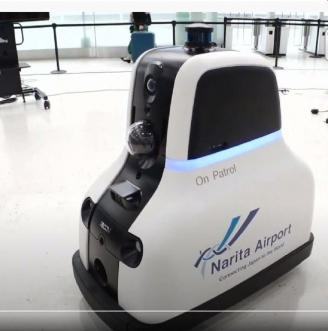 В японском аэропорту путешественников встречает робот с искусственным интеллектом