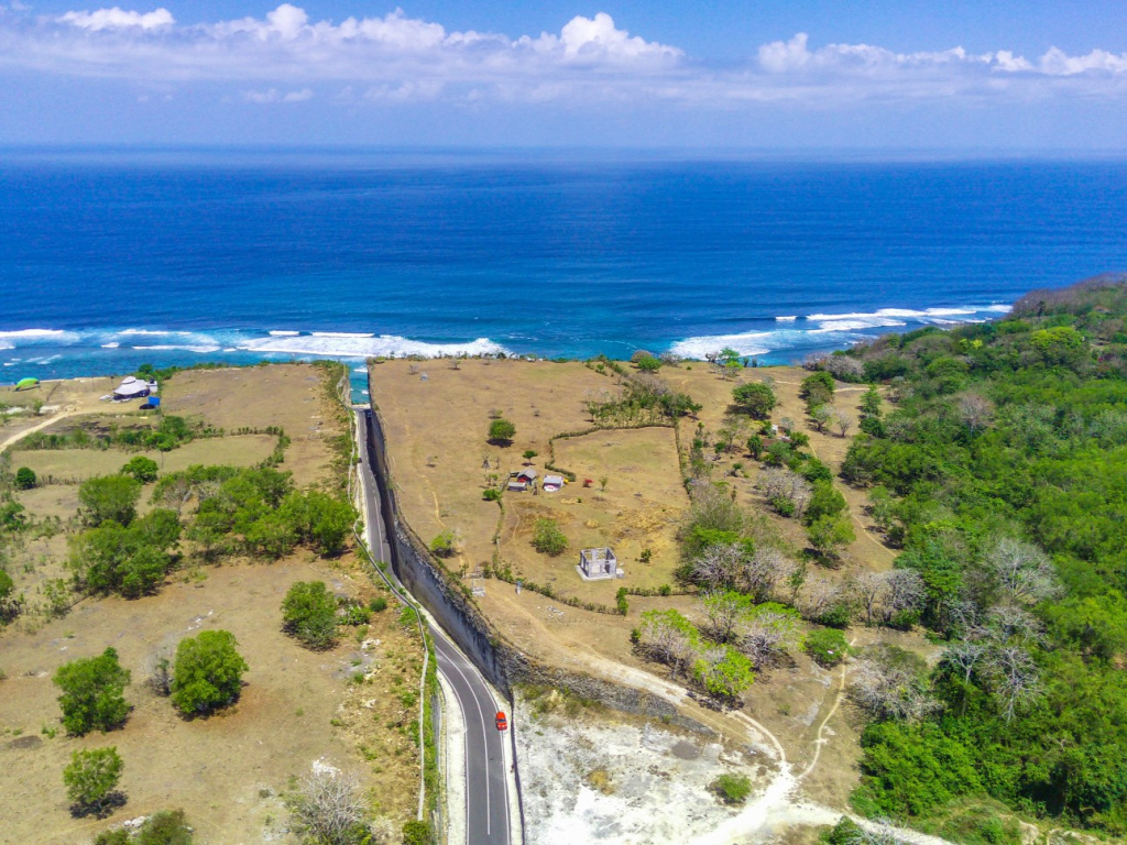 Опасная ловушка или достопримечательность? Дорога между скалами на Бали вызвала дискуссию в сети 