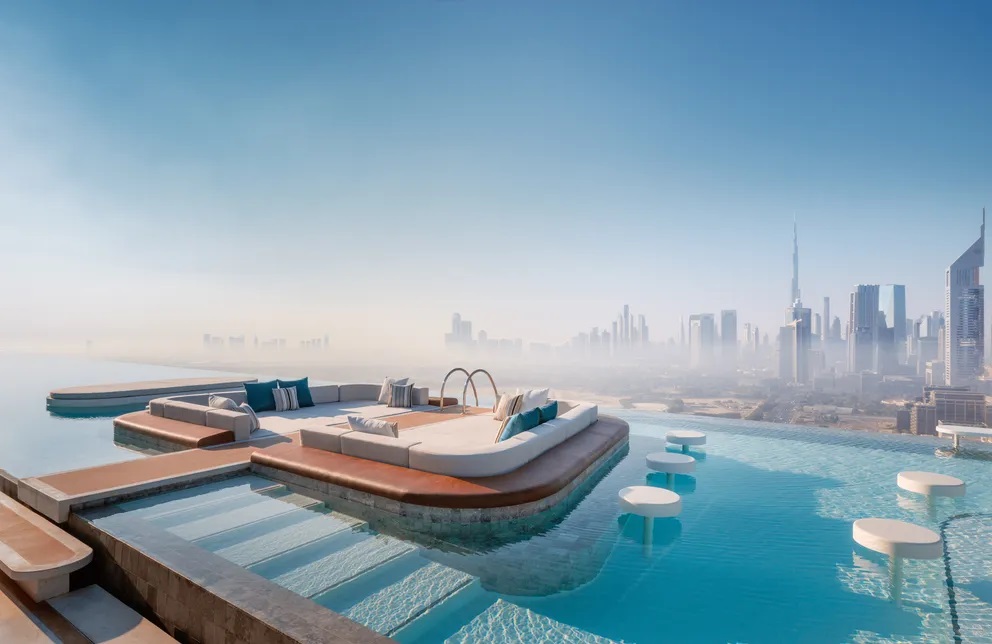 Одной из особенностью нового курорта считается самый длинный подвесной пейзажный бассейн в ОАЭ