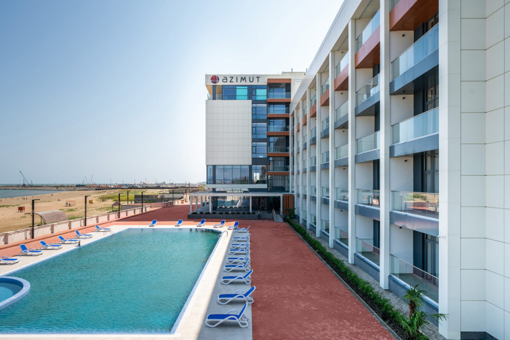 Аzimut Парк Отель Каспийск 4* находится на первой береговой линии с панорамным видом на Каспийское море и выходом на пляж
