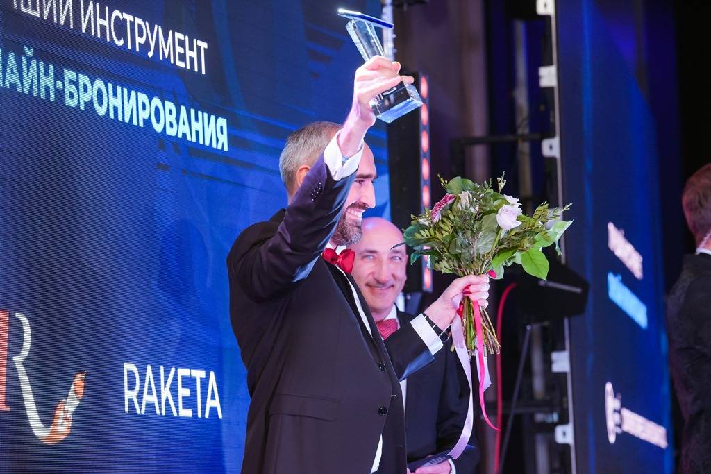 Руководитель компании Raketa Анатолий Курюмов получает награду Премии BBT Awards за лучший инструмент онлайн-бронирования