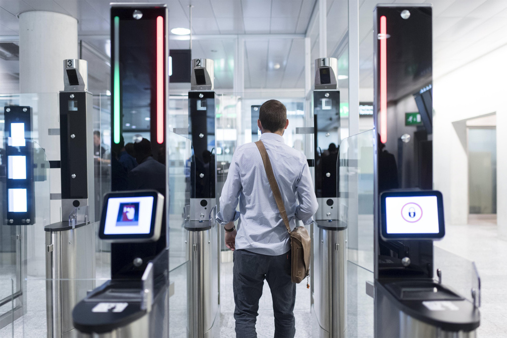 Технология распознавания лиц – она уже тестируется в крупных аэропортах для проверки личности пассажиров