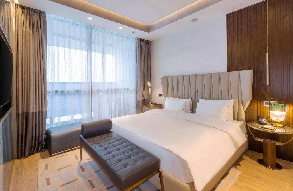 В 20-этажном здании Hilton Samarkand Regency доступны 232 номера восьми категорий