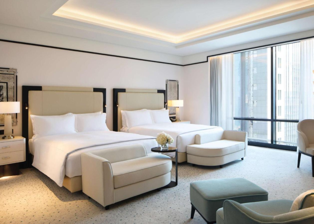 Отель высотой 44 этажа предлагает 283 номера и люкса, а также 50 роскошных апартаментов