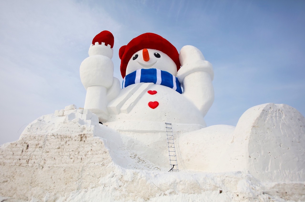 На берегу Куньли в харбинском районе Даоли находится еще один снеговик почти 20-метровой высоты
