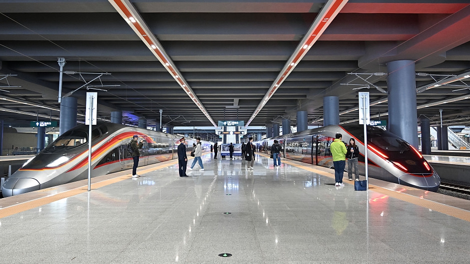 станция насчитывает семь этажей (три надземных и четыре подземных), 21 путь и 21 платформу для пассажиров